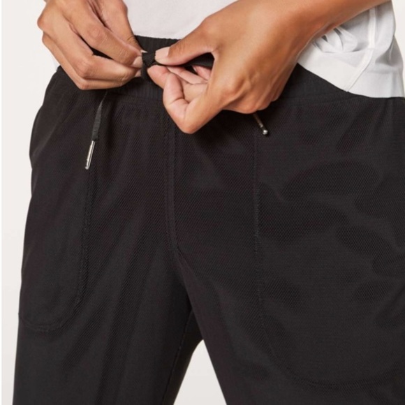 Lululemon Modern Netted Overlay Jogger in Black - Picture 15 of 16
